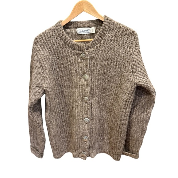 BartlettYarns Women Cardigan reverse shaker stitch with hand cast pewter button - Picture 2 of 14